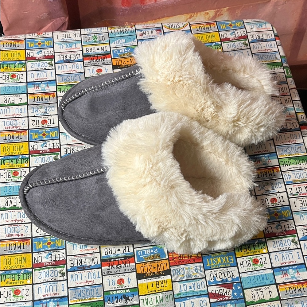 Women’s Gray Faux Fur Lined Slip-On Slippers Size 8.5–9 Cozy House Shoes